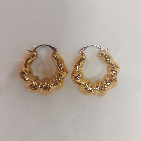 24k GOLD PLATED LIGHT WEIGHT FASHION HOOP EARRINGS - Picture 1 of 7